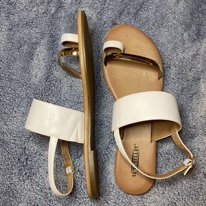 cute seychelles white/gold toe sandals!! - spring, never worn, dainty